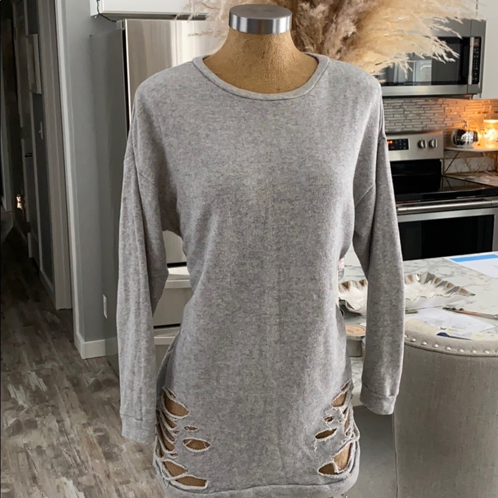 Sweatshirt distressed medium